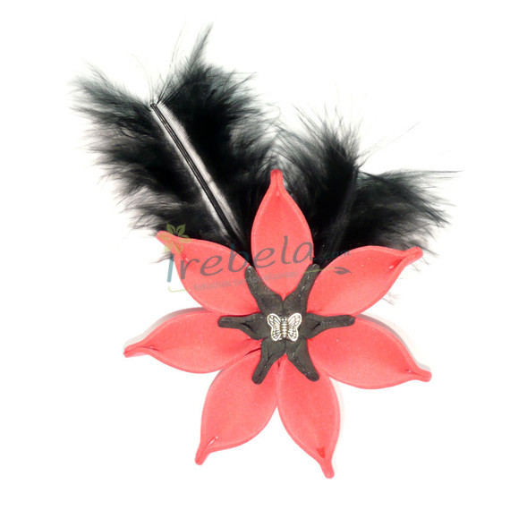 Broche flor roja de goma eva y plumas negras