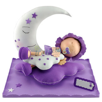 Fofucha bebé dormido en la luna
