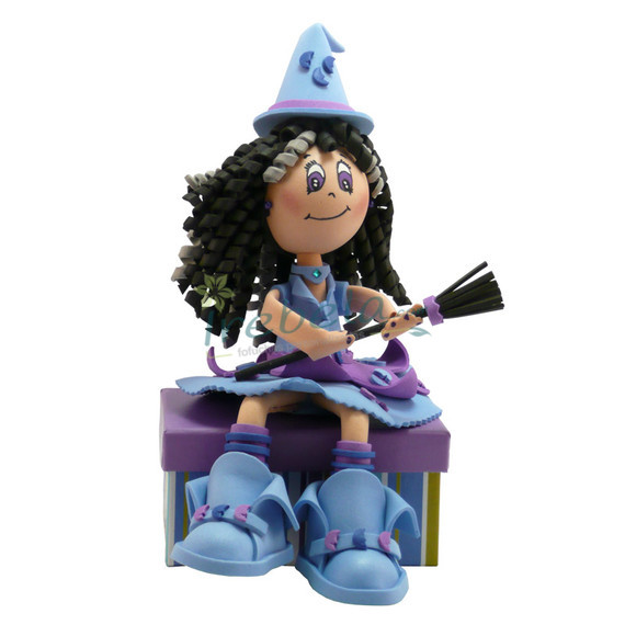 Fofucha Bruja azul sentada en caja