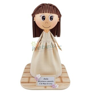 Fofucha de comuni�n ni�a con vestido color crema con encaje