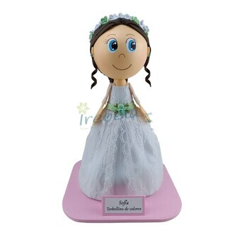 Fofucha de comuni�n ni�a con vestido de encaje, recogido en trenza y corona de flores