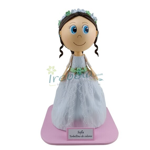 Fofucha de comuni�n ni�a con vestido de encaje, recogido en trenza y corona de flores