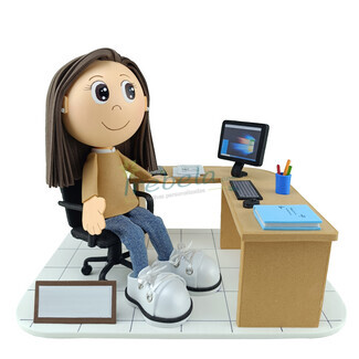 Fofucha en oficina con mesa con ala lateral