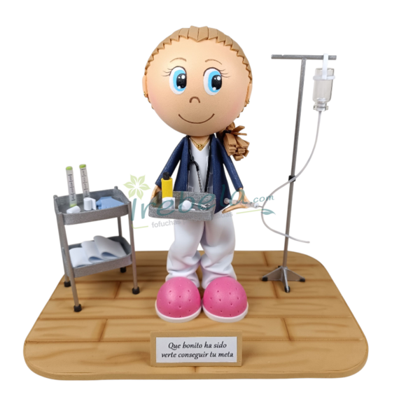 Fofucha enfermera con carrito, gotero y bandeja de medicamentos