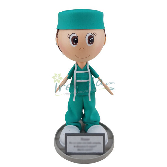 Fofucha médico cirujano con pijama verde y gorro de quirófano