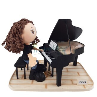 Fofucha pianista con piano de cola