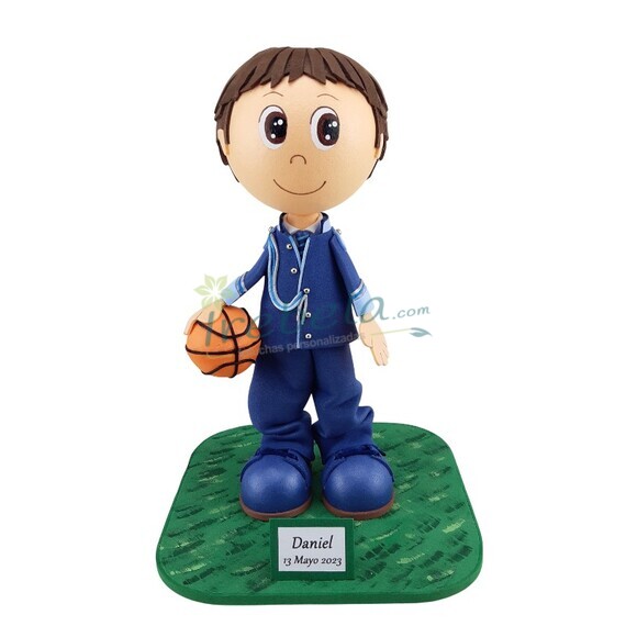 Fofucho de comuni�n ni�o con traje de almirante y bal�n de baloncesto en la mano