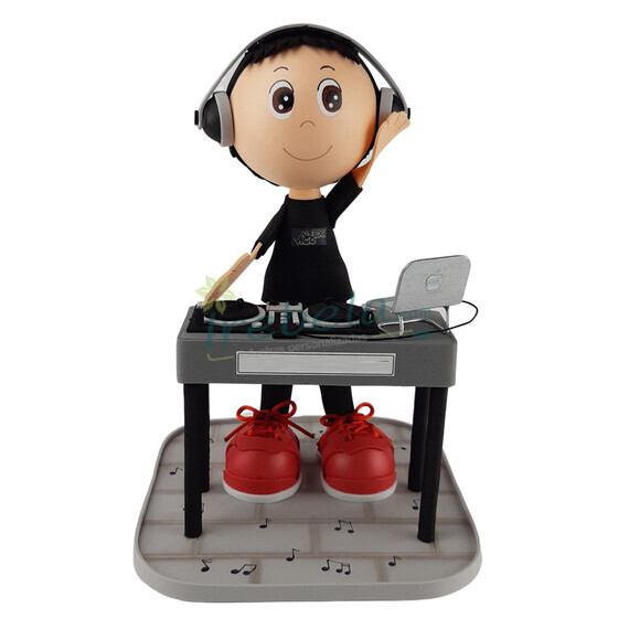 Fofucho Dj con mesa de mezclas