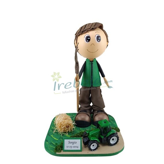 Fofucho granjero-agricultor con tractor