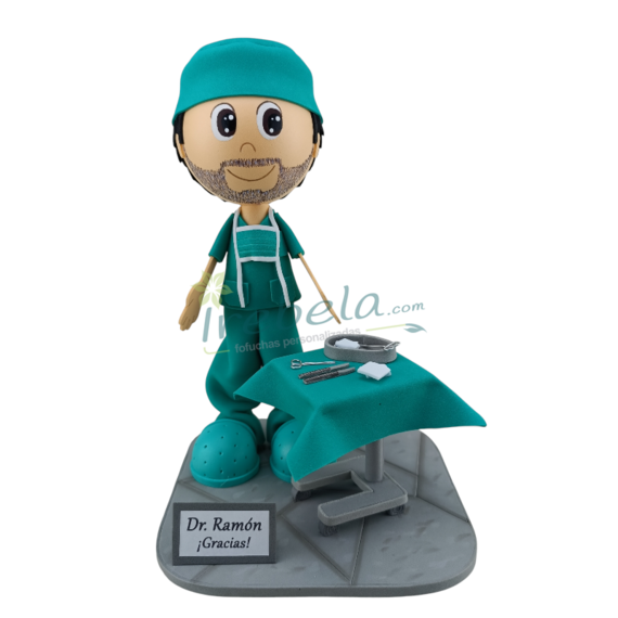 Fofucho mdico cirujano con pijama verde, gorro de quirfano y mesa de instrumental