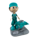 Fofucho mdico cirujano con pijama verde, gorro de quirfano y mesa de instrumental