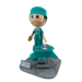 Fofucho mdico cirujano con pijama verde, gorro de quirfano y mesa de instrumental