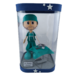 Fofucho mdico cirujano con pijama verde, gorro de quirfano y mesa de instrumental